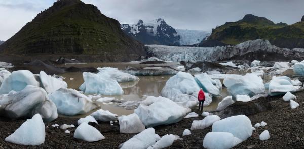 Mujer de espaldas, entre trozos grandes de hielo provinientes del Glaciar Skaftafellsjökull, en el Parque Nacional de Vatnajökull 