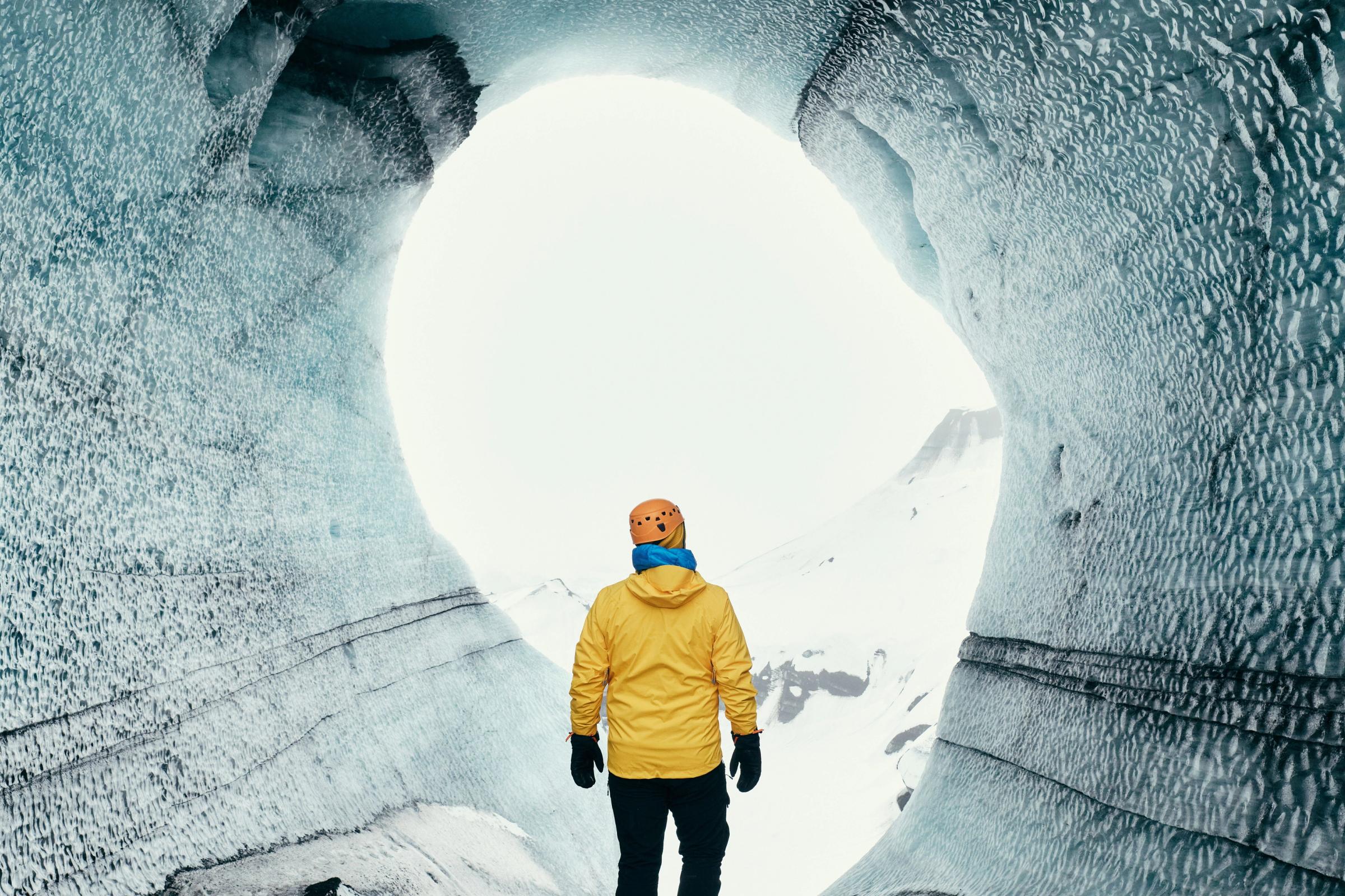 Explorador dentro de la cueva de hielo de Katla