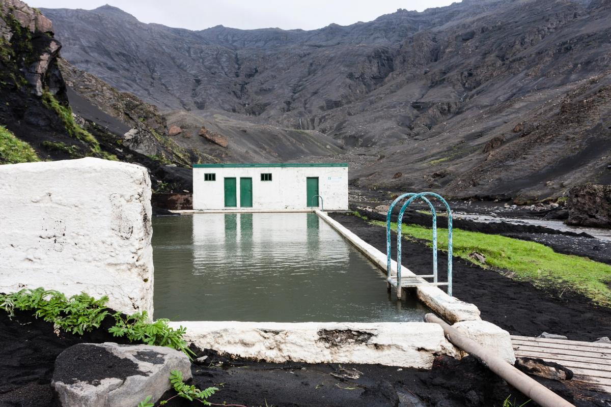 there is a swimming pool in the middle of a mountain  in iceland.
