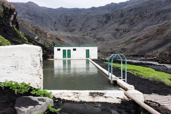 there is a swimming pool in the middle of a mountain  in iceland.