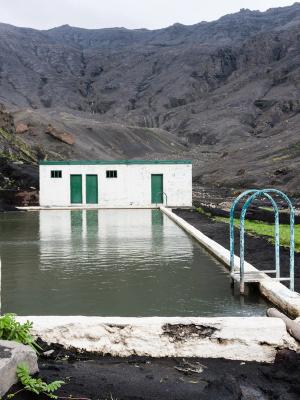 there is a swimming pool in the middle of a mountain in iceland.