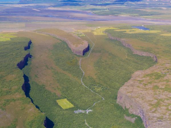 una vista aérea de un valle rodeado por montañas y árboles