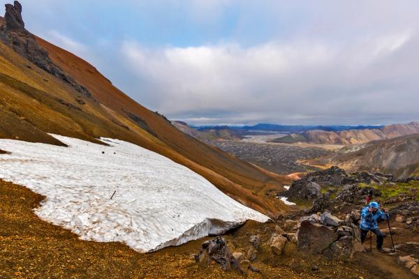 un groupe de personnes fait de la randonnée sur la montagne Brennisteinsalda