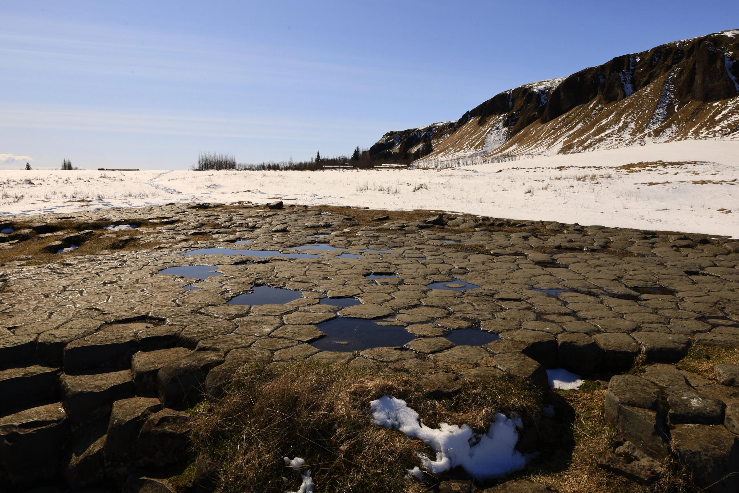 formación geológica de formas geométricas cerca del agua