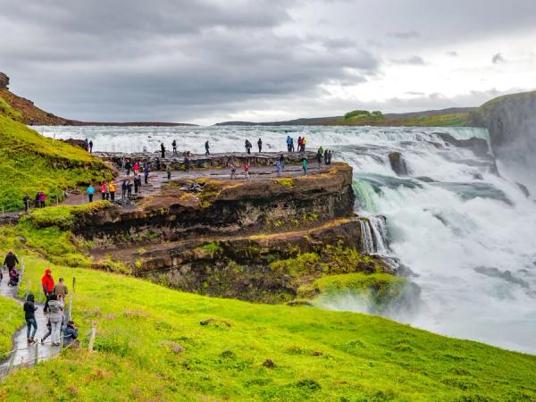 Un montón de gente viendo Gullfoss desde la parte izquierda de la cascada
