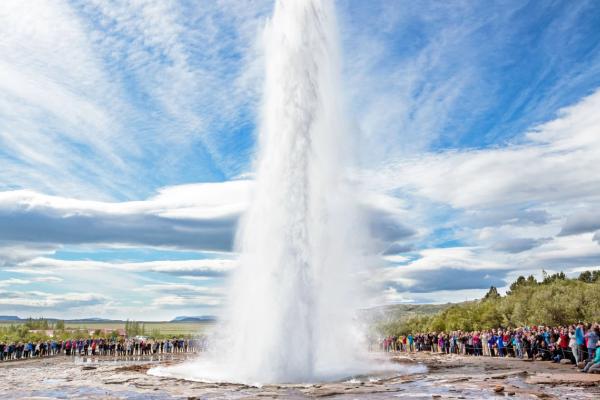 El geyser Strokkur con un montón de gente alrededor