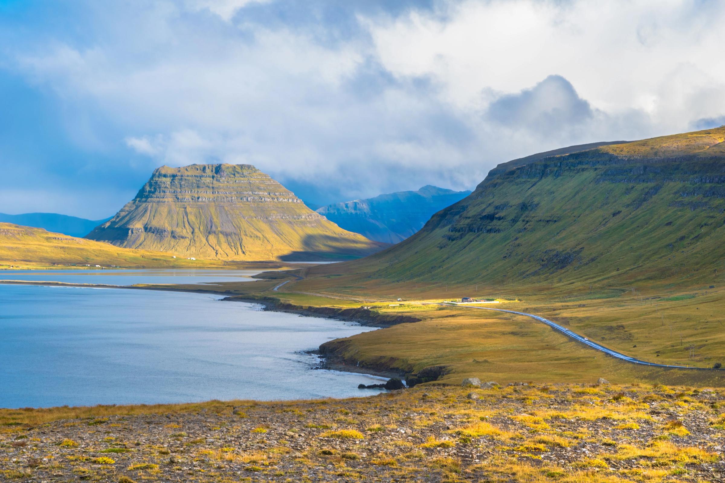 Vista de la montaña Kirkjufell en la Península Snaefellsnes con la carretera Hringvegur a la derecha
