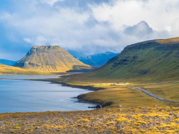 Vista de la montaña Kirkjufell en la Península Snaefellsnes con la carretera Hringvegur a la derecha