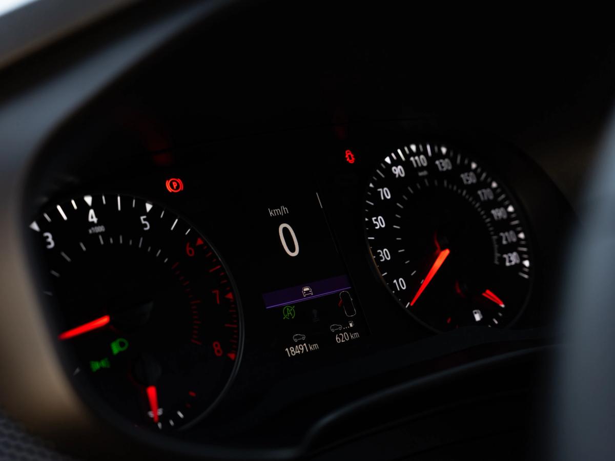 Nahaufnahme des Jogger-Drehrads Armaturen und digitale Fahrdatenanzeige des Dacia Jogger, durch das Lenkrad betrachtet