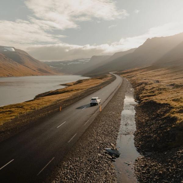 Coche blanco en un carretera islandesa