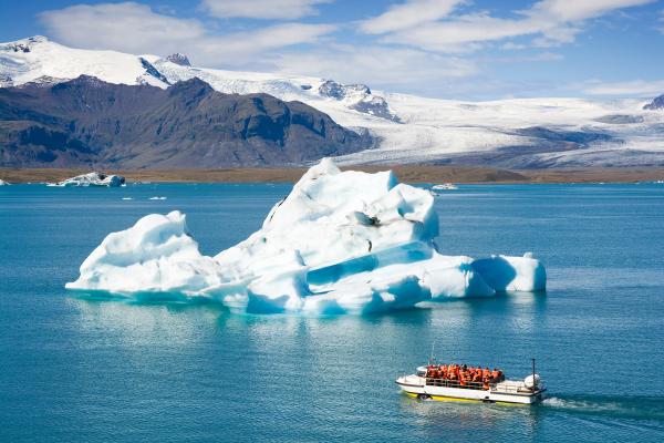un bateau amphibie à côté d'un iceberg
