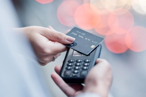 una persona pagando con contactless