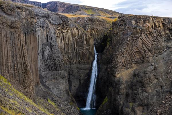 hay una cascada en el medio de un cañón .