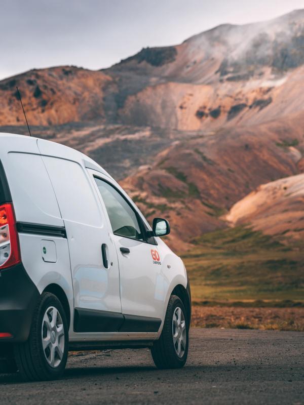 un van blanc avec le mot aller sur le côté