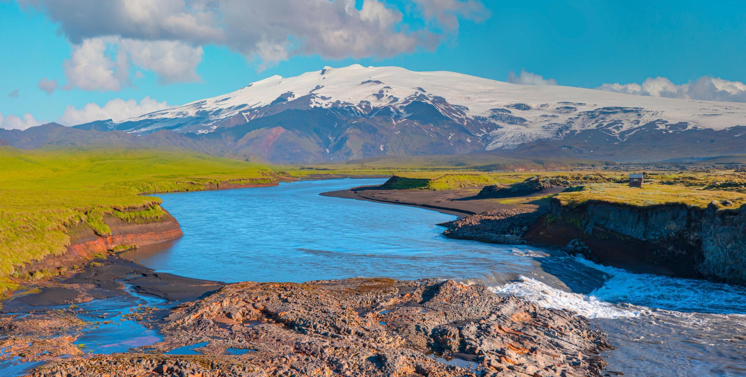 Volcán de Katla con un río delante