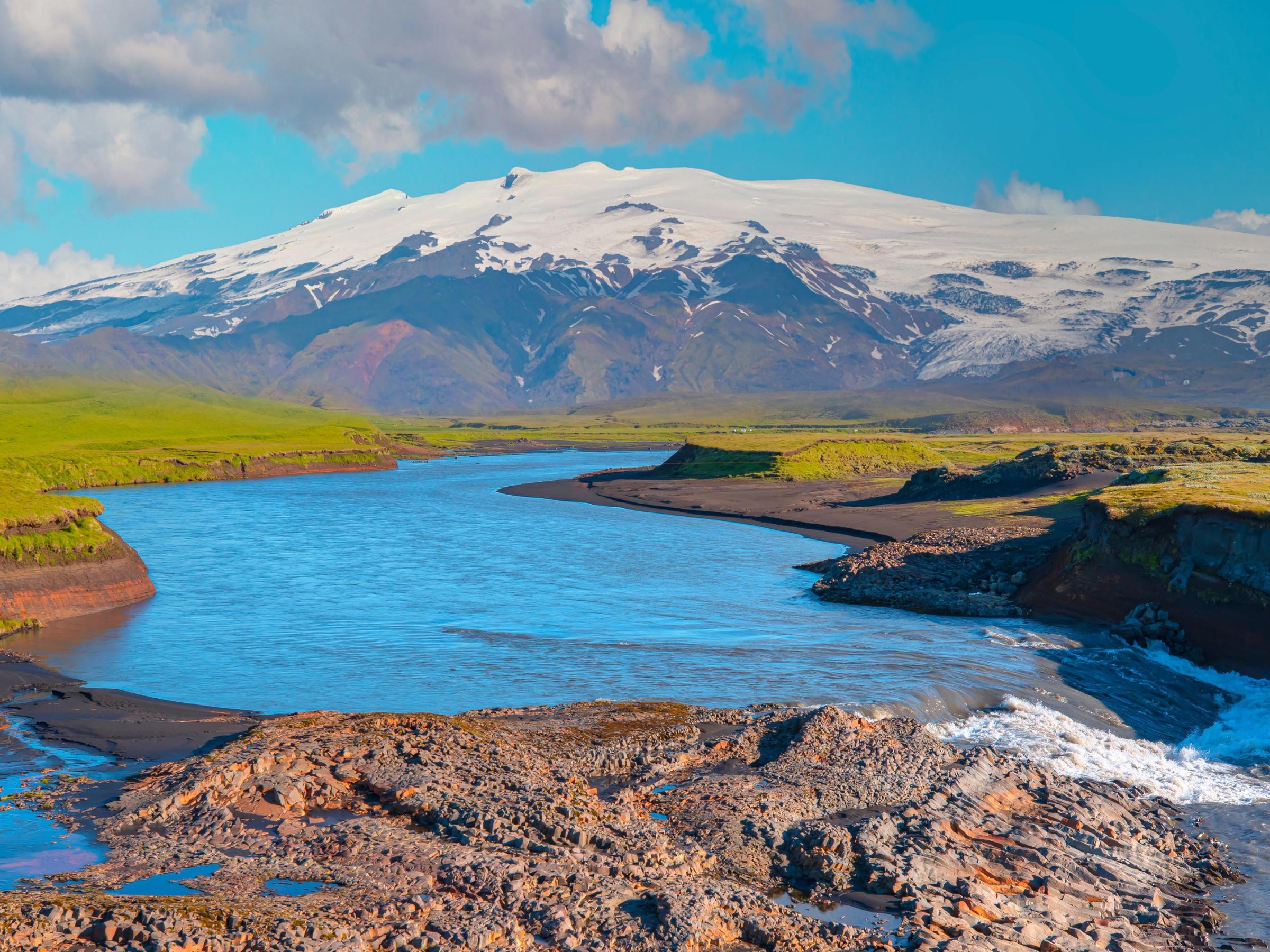 Volcán de Katla con un río delante