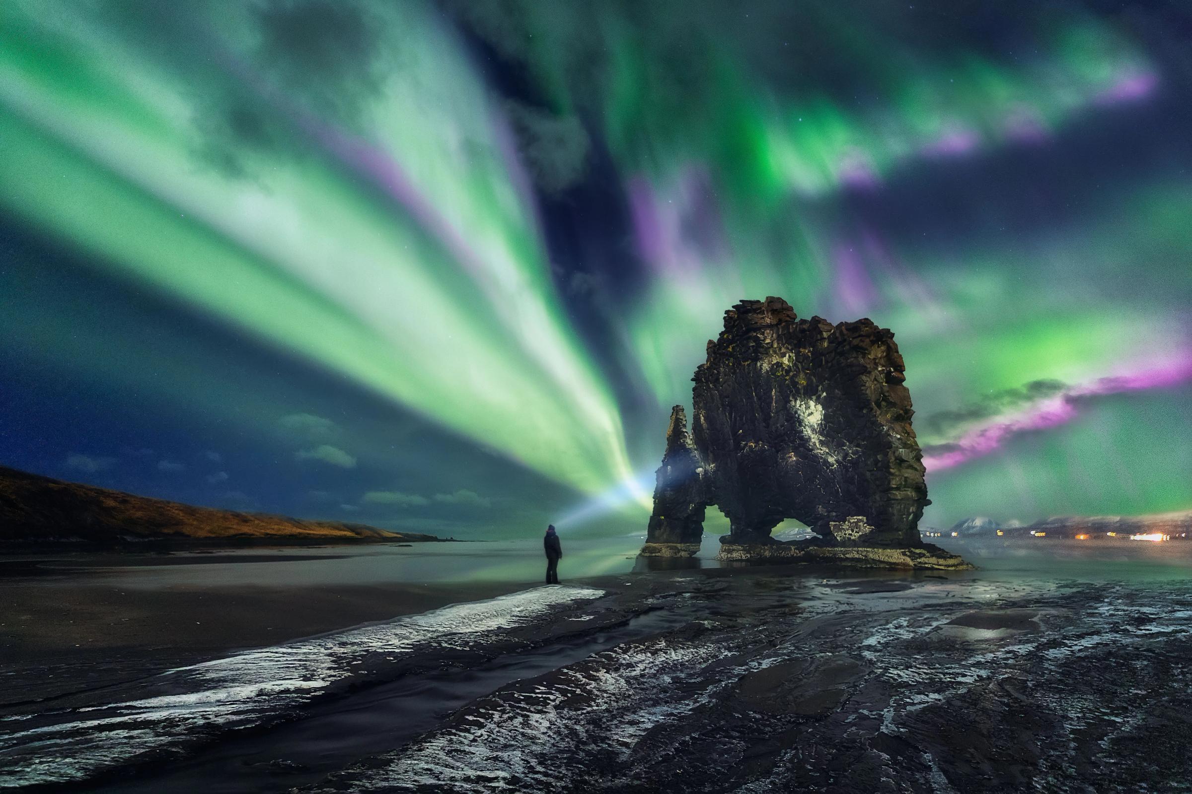 Hvitserkur bajo la aurora boreal