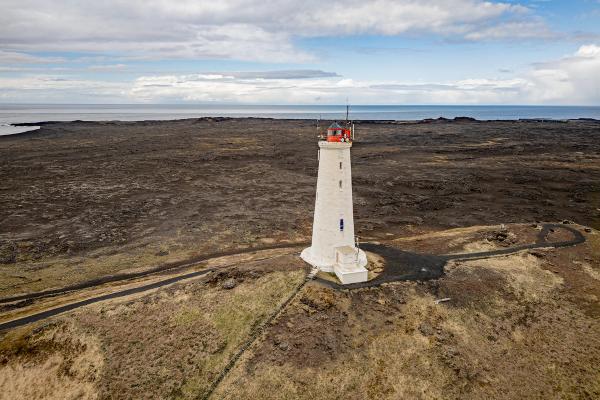 un faro blanco cerca del mar