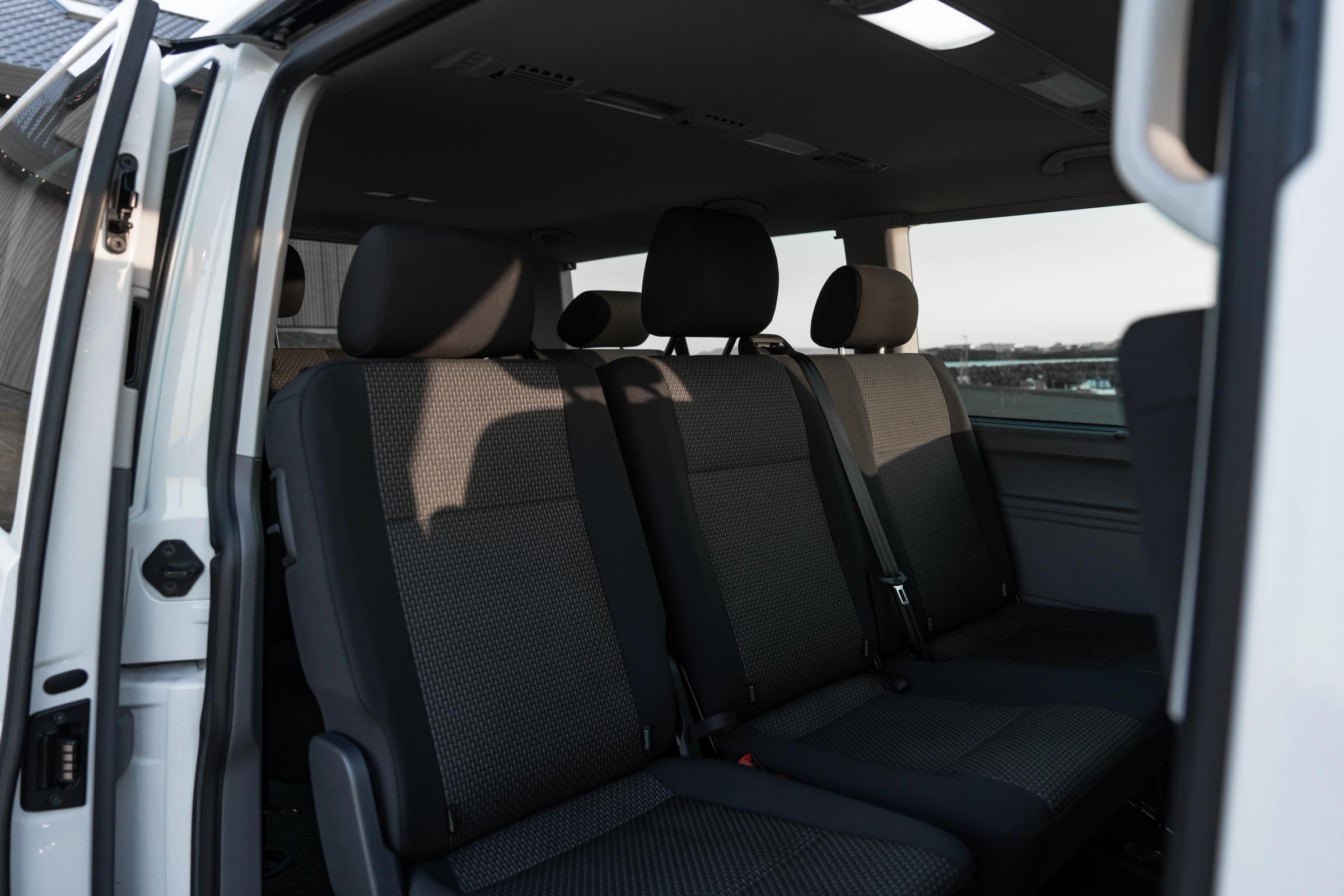 Dreiersitzbank im Fond des Volkswagen Caravelle mit Kopfstützen und Deckenbeleuchtung