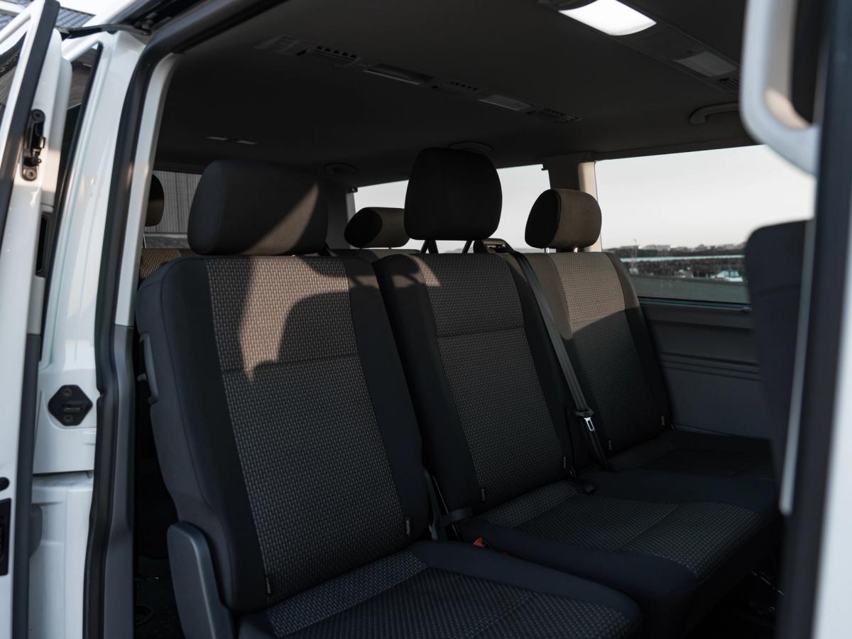 Volkswagen Caravelle Sitzbank für die dritte Reihe Dreiersitzbank im Fond des Volkswagen Caravelle mit Kopfstützen und Deckenbeleuchtung