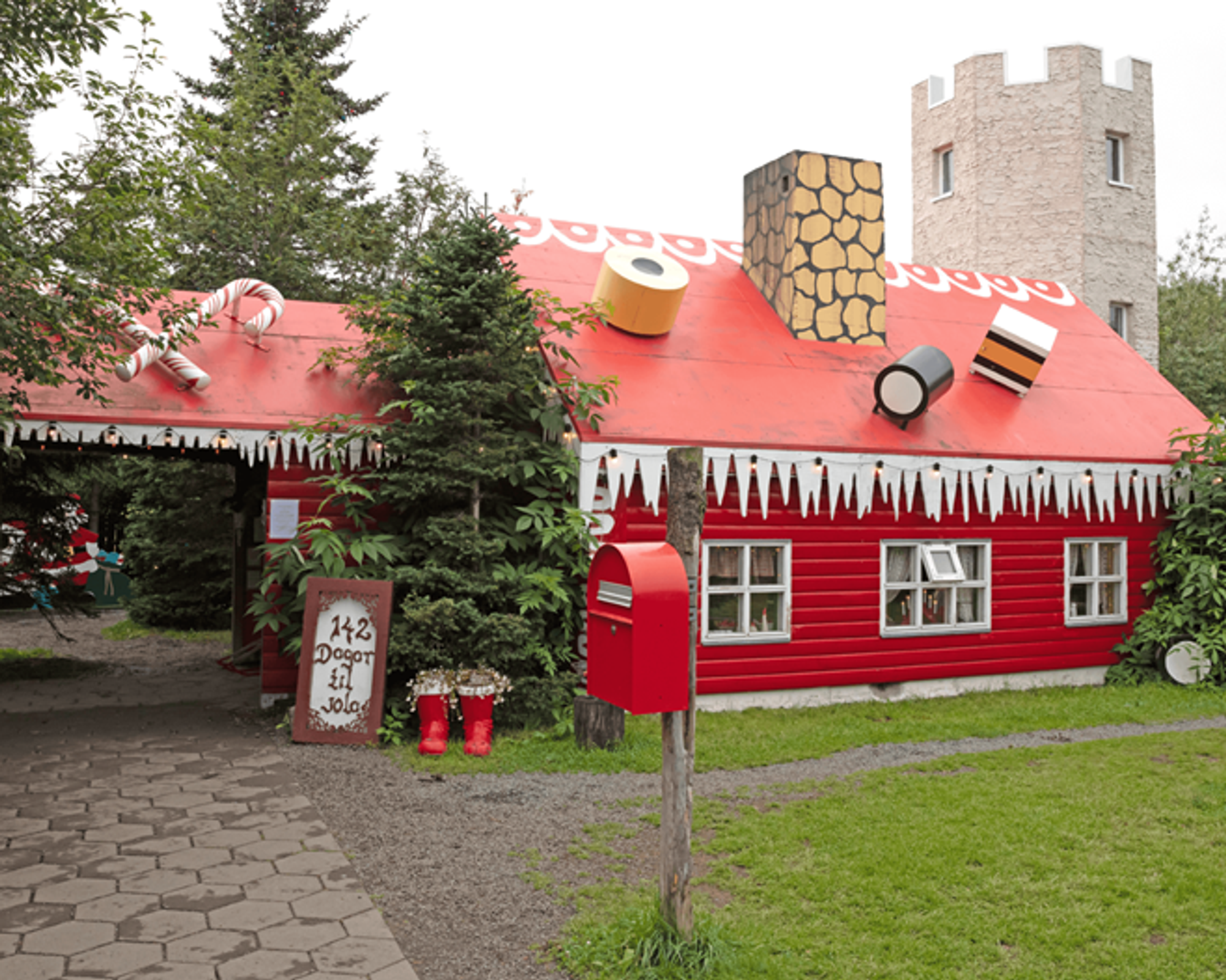 una casa roja con dulces encima en la casa de Navidad en Akureyri, Islandia.