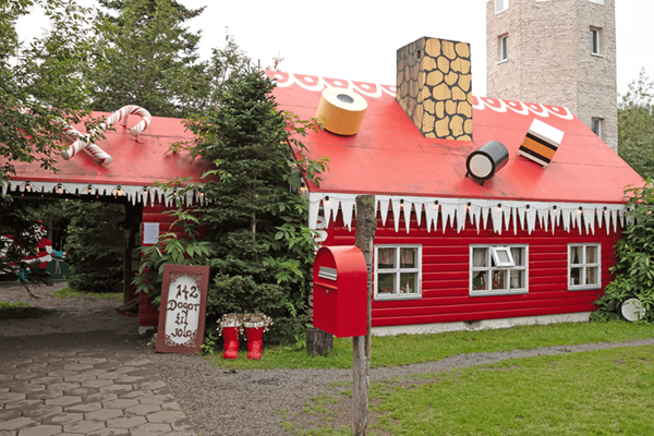 una casa roja con dulces encima en la casa de Navidad en Akureyri, Islandia.