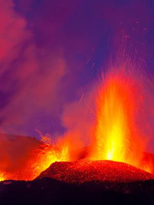 Volcán islandés en completa erupción