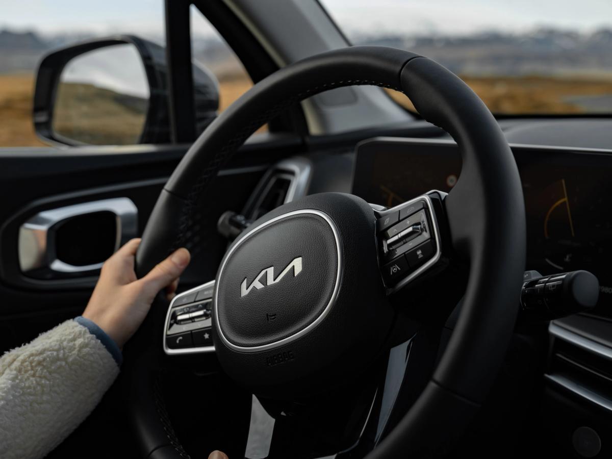 Le Sorento vu par le conducteur Gros plan sur le volant d’un Kia Sorento, avec une main posée dessus