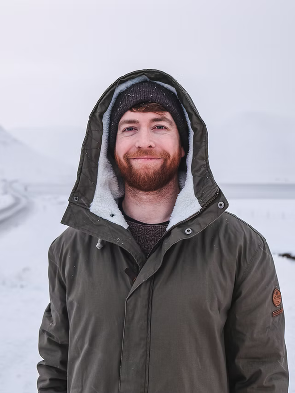 Chico con barba vestido con un abrigo con capucha