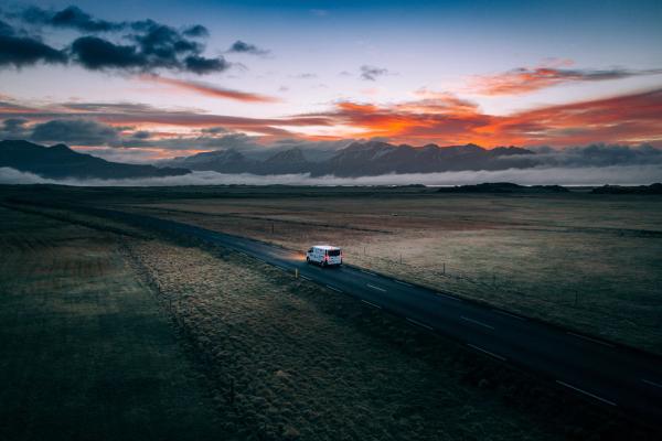 Coche conduciendo bajo el Sol de Medianoche