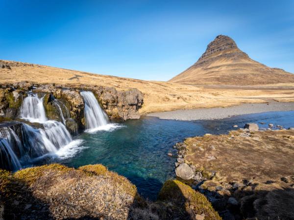 Kirkjufellsfoss y la montaña Kirkjufell de fondo