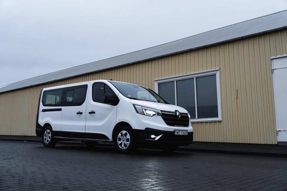 Vista lateral de un monovolumen Renault Trafic aparcado junto a un edificio, alquiler de coches en Islandia