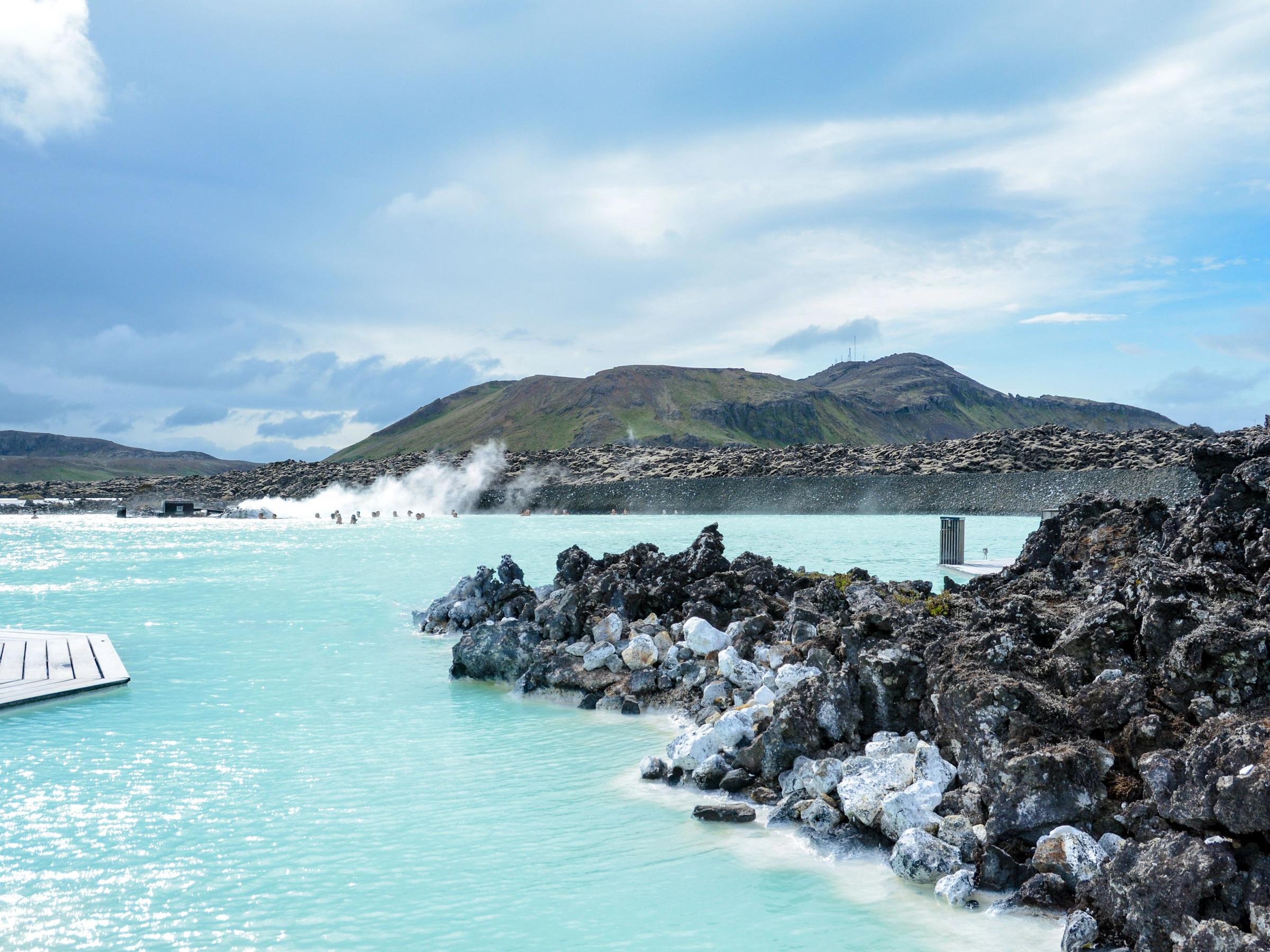Blue Lagoon y las rocas volcánicas que lo rodean