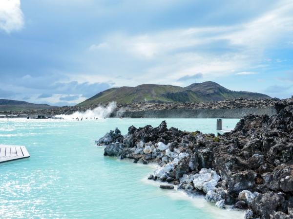 Blue Lagoon y las rocas volcánicas que lo rodean