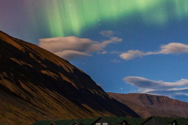 Eleven Deplar Farm bajo las auroras boreales