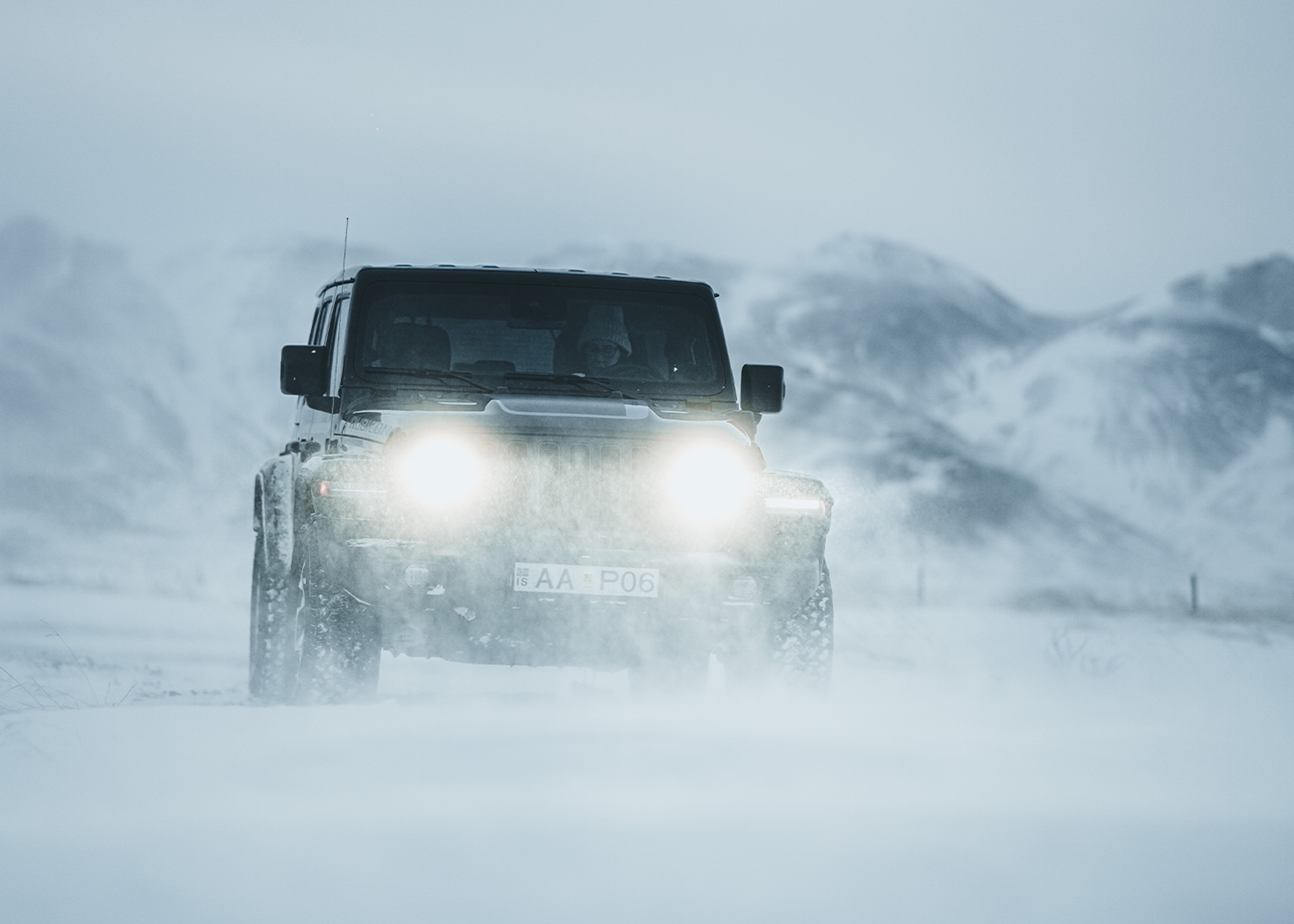 Jeep conduciendo por una carretera nevada en Islandia