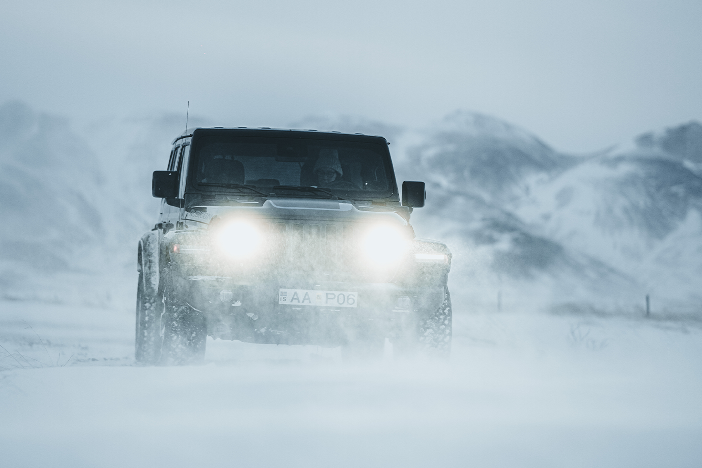 Jeep conduciendo por una carretera nevada en Islandia