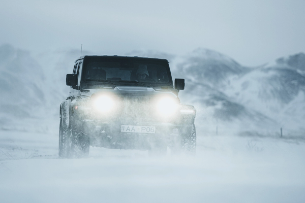 Jeep conduciendo por una carretera nevada en Islandia