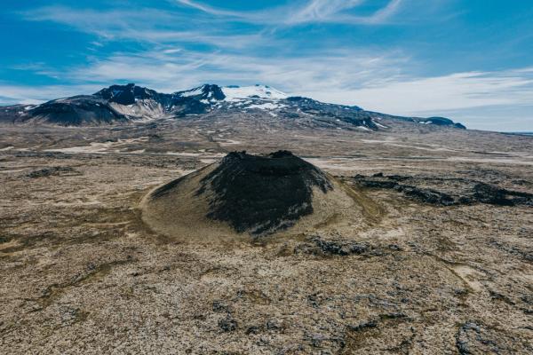 paisaje volcánico con un cráter en medio de una planicie