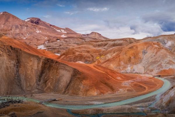 there is a river running through the mountains in the background, Kerlingarfjöll