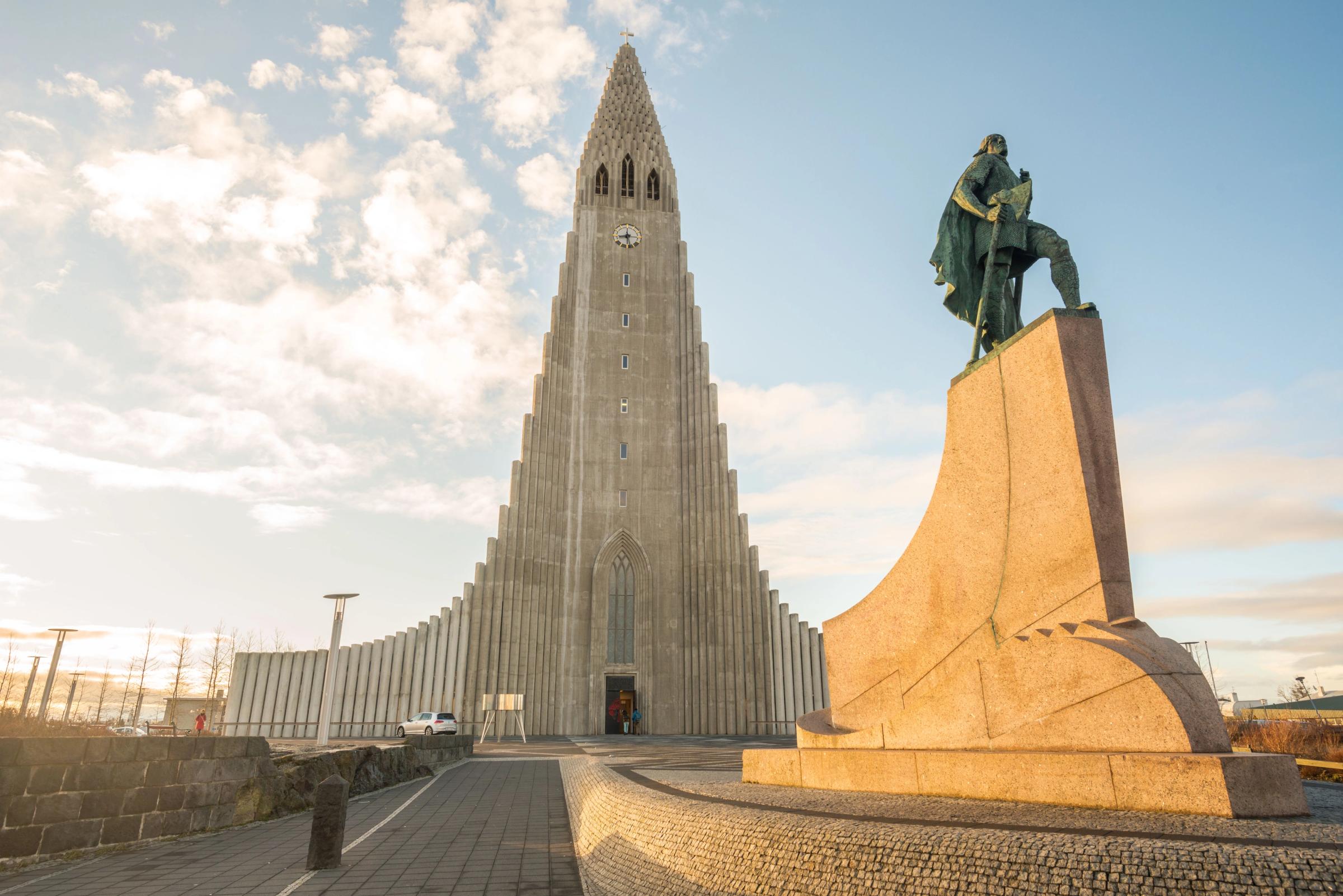 Iglesia gigante con una estatua en frente