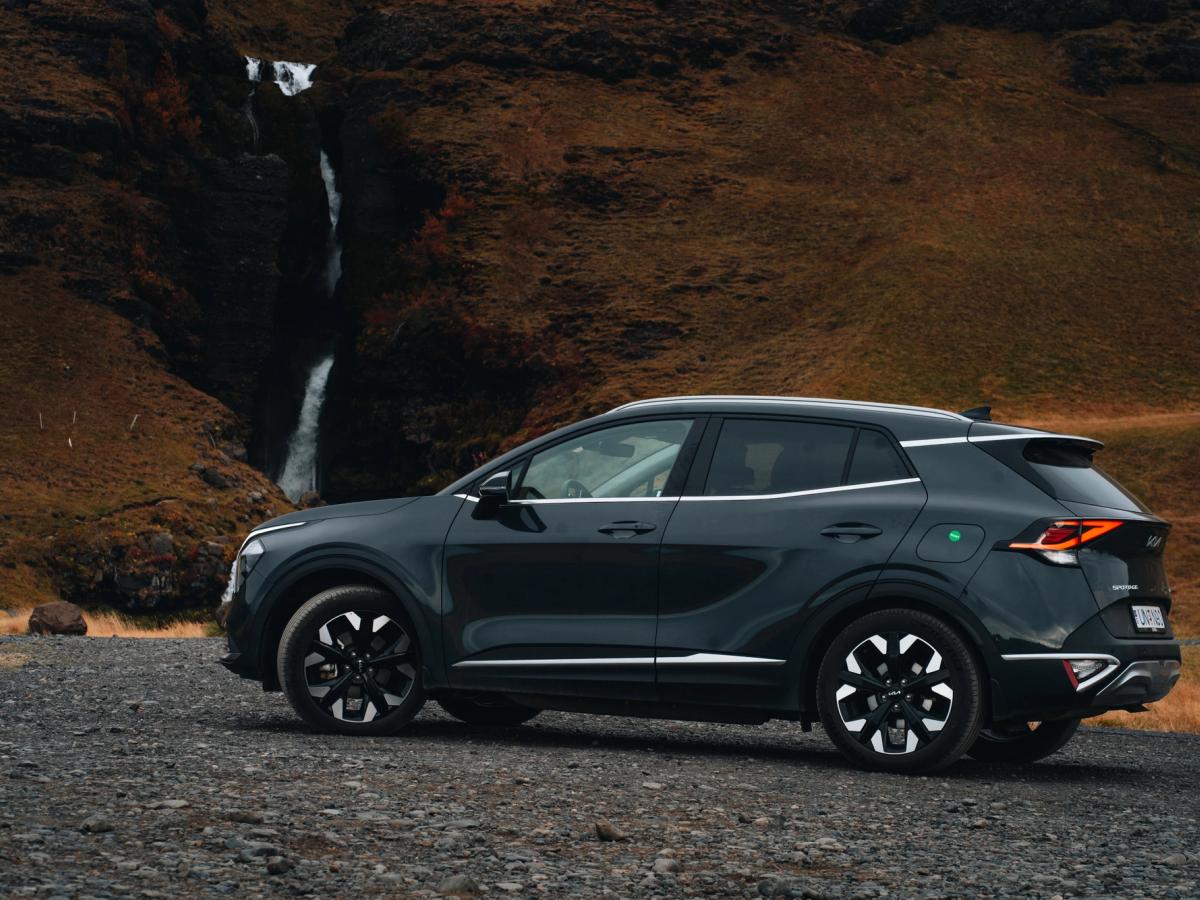 Sportage malarvegur Kia Sportage-leigujeppi á Íslandi, lagt á malarvegi neðan við foss