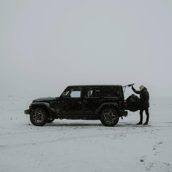 Person opening the trunk of a 4x4 in Iceland