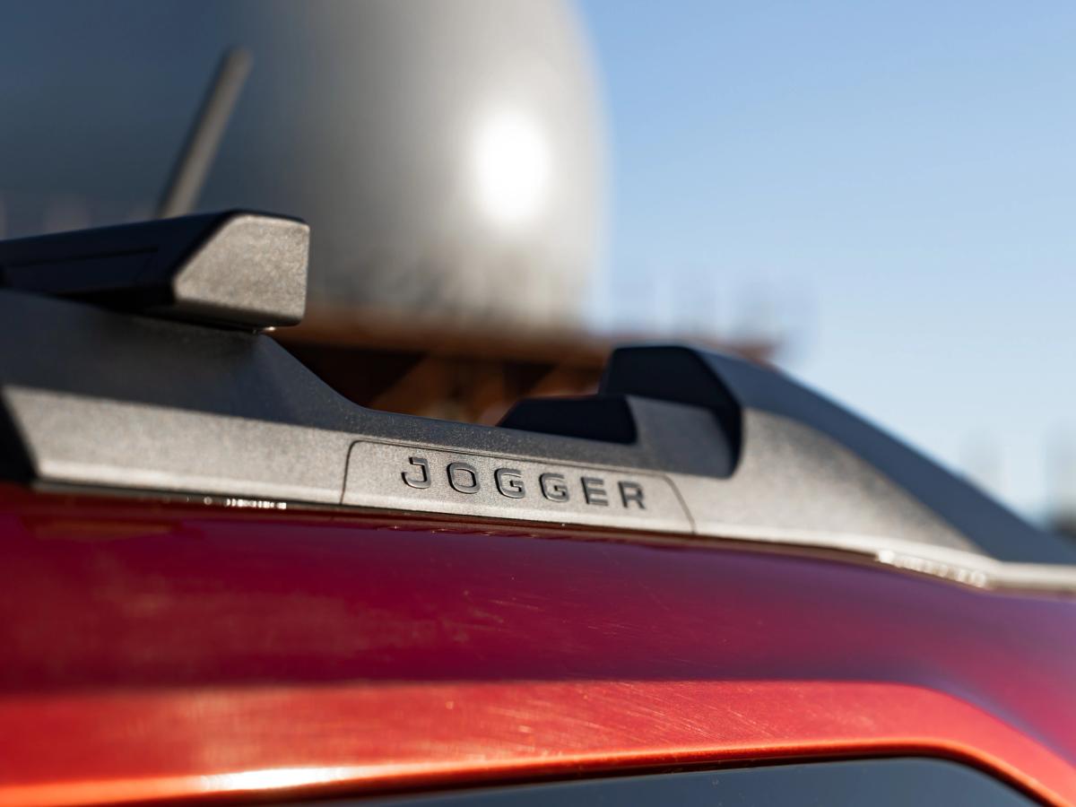 Jogger-Dachreling-Emblem Nahaufnahme der Dachreling des Dacia Jogger mit sichtbarem Modellschriftzug