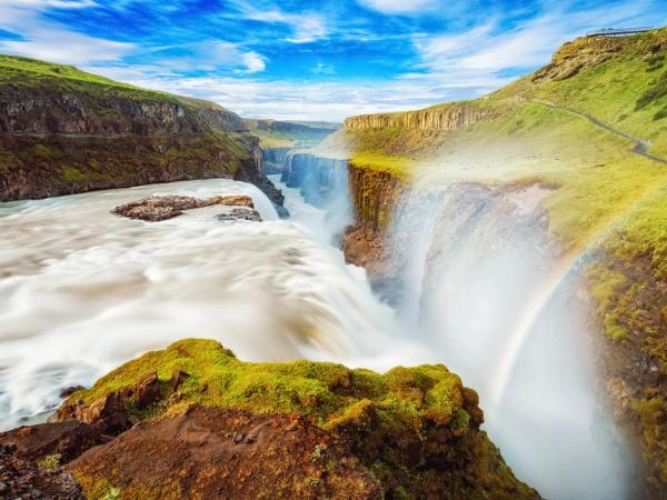 Gullfoss en un día soleado con un arcoiris