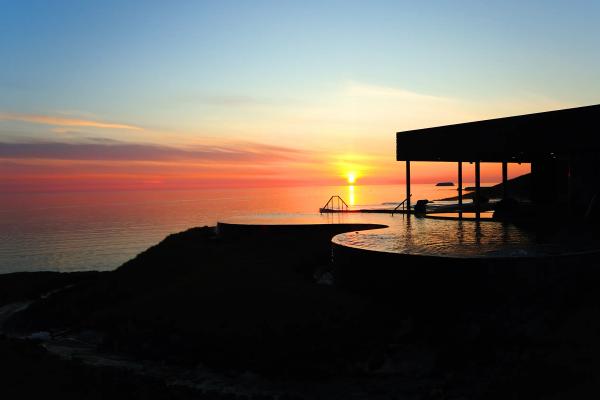 GeoSea Baths durante el sol de medianoche