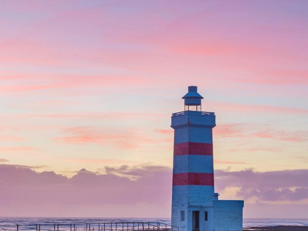 el viejo faro de Garðskagaviti con la luz del atardecer