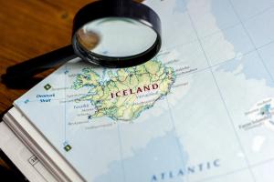 Islandia en el mapa con una lupa encima