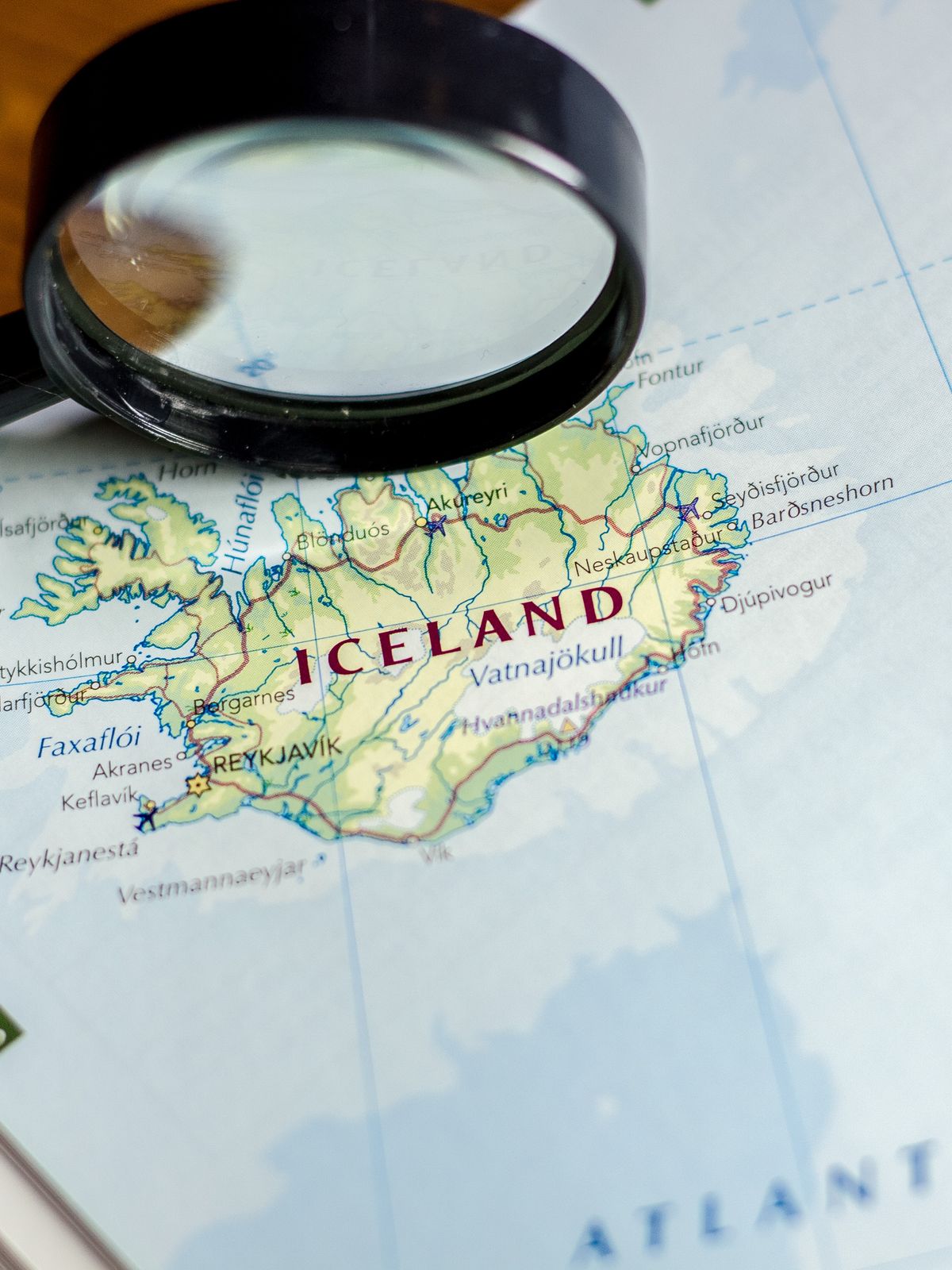 Islandia en el mapa con una lupa encima
