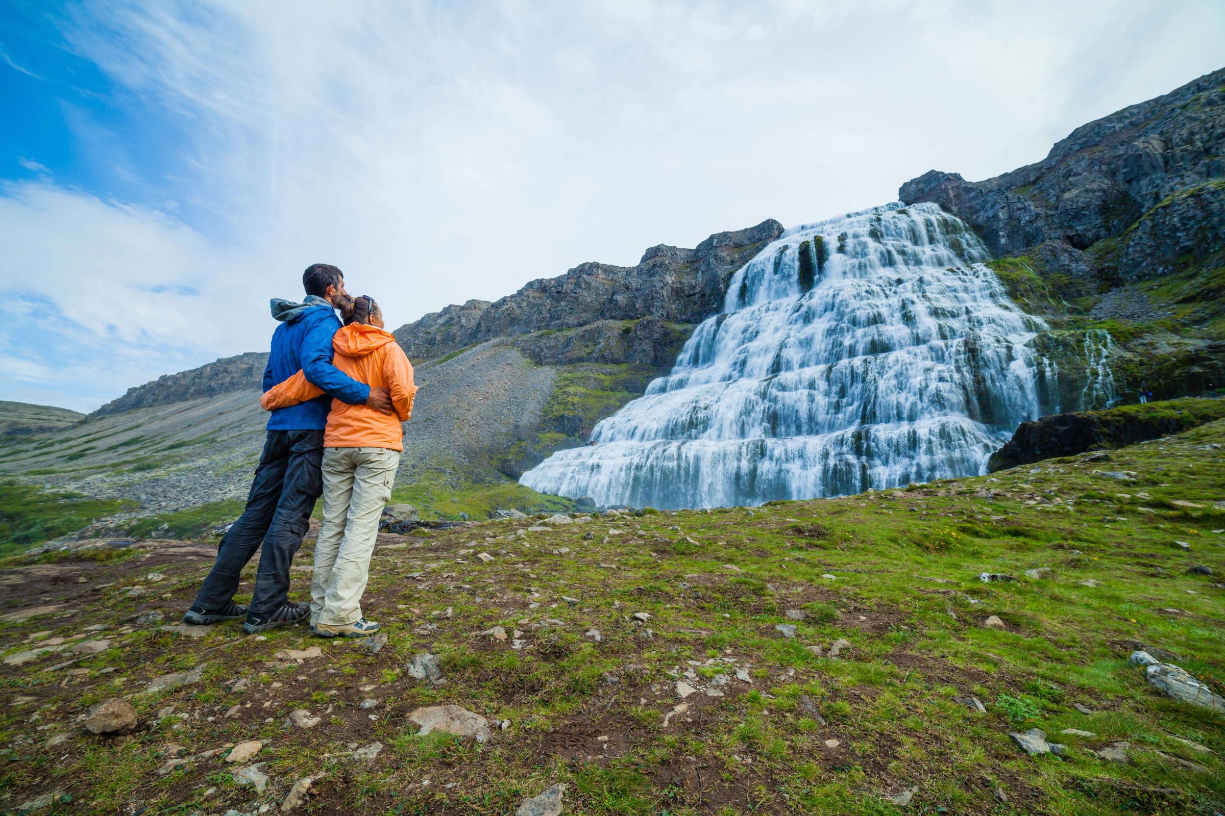 Pareja admirando la cascada de Dynjandi